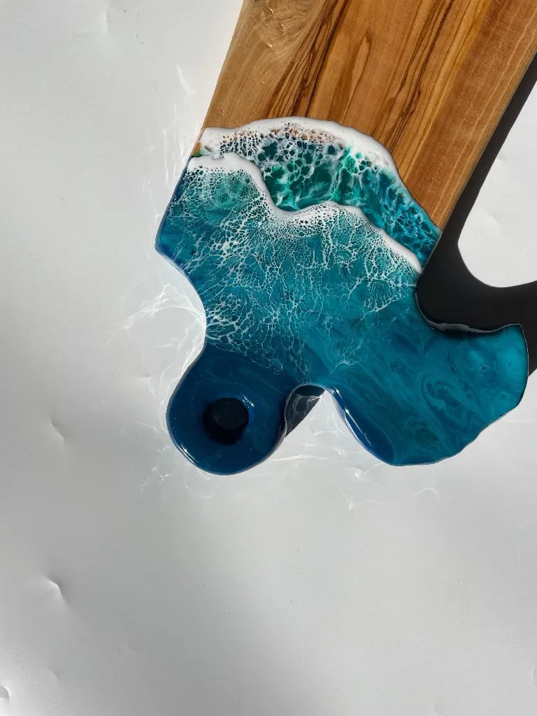 Zeytin Ağacı Sunum ve Kesme Tahtası - Yeşil Epoksi Deniz Detaylı