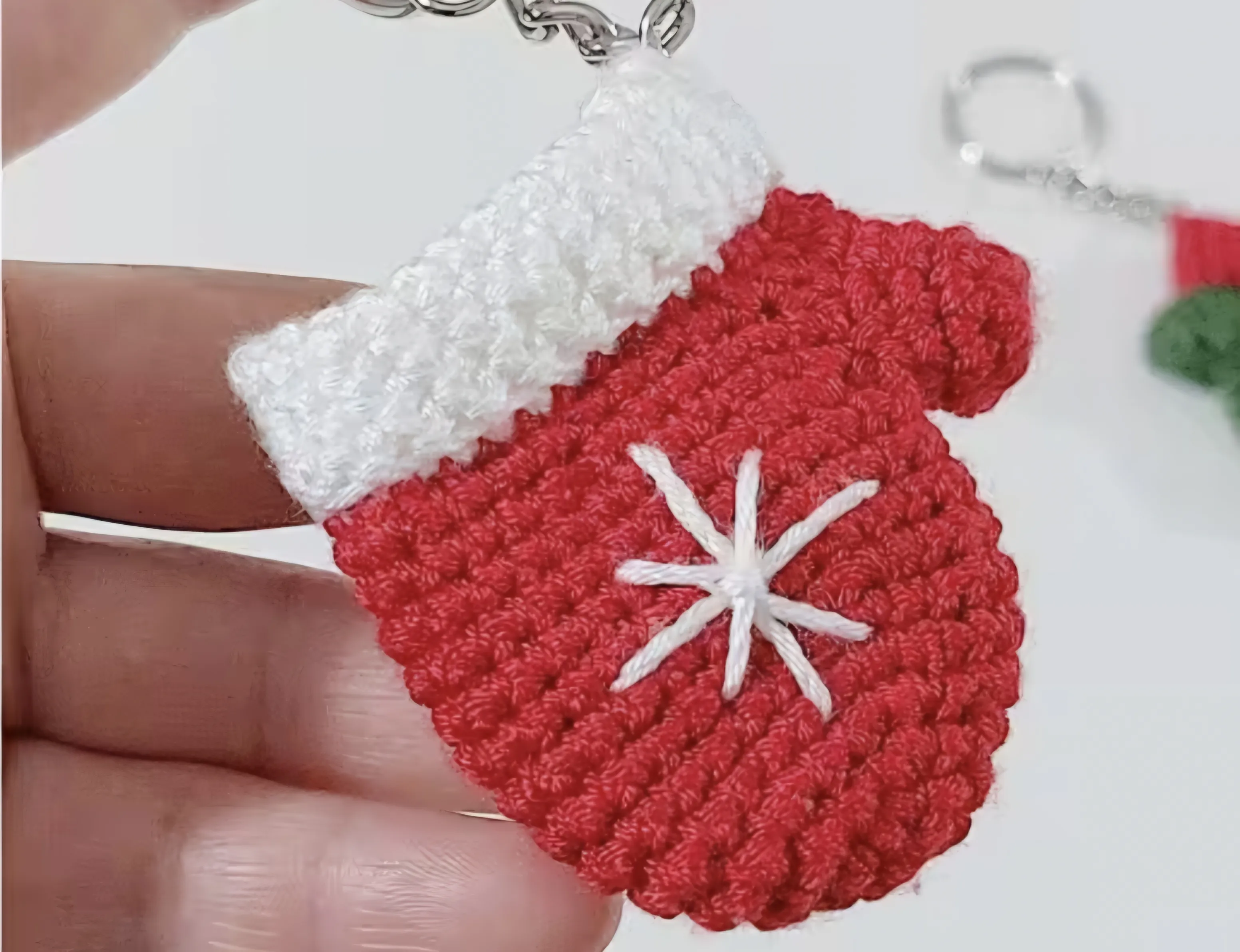 Kırmızı Örgü Yılbaşı Eldiven Anahtarlık - El Emeği Hediyelik