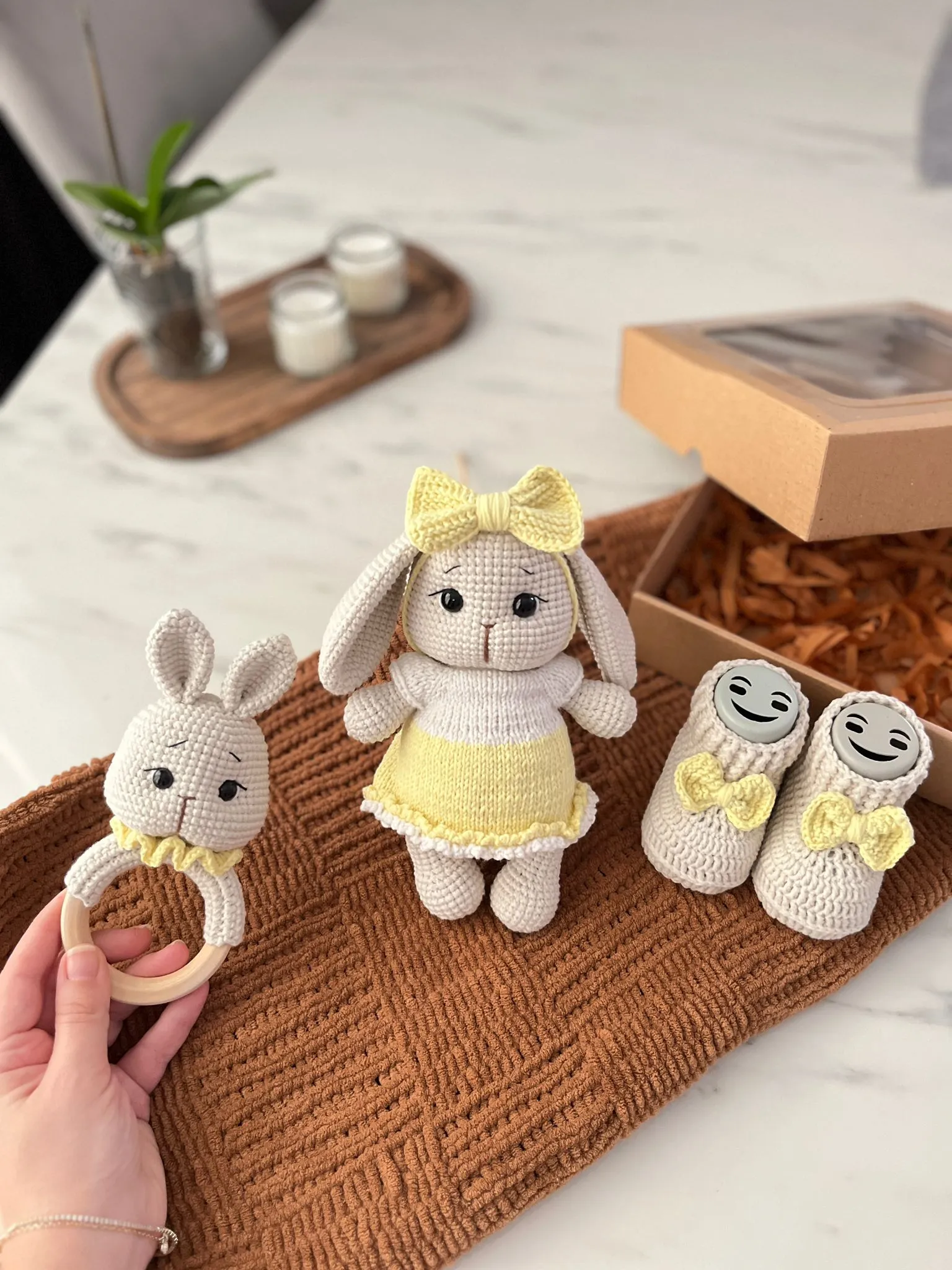 El Örgüsü Amigurumi Tavşan Oyuncak, Dişlik ve Patik 3'lü Set
