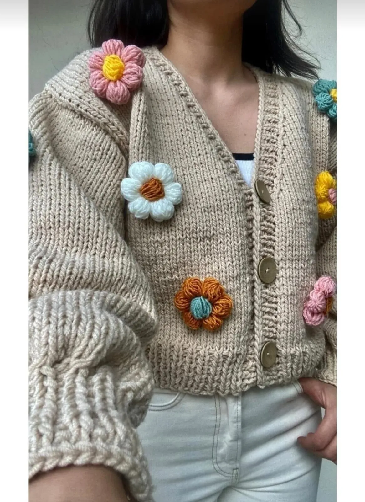 Bej Renkli Çiçek Desenli Örme Hırka - El Emeği Tasarım