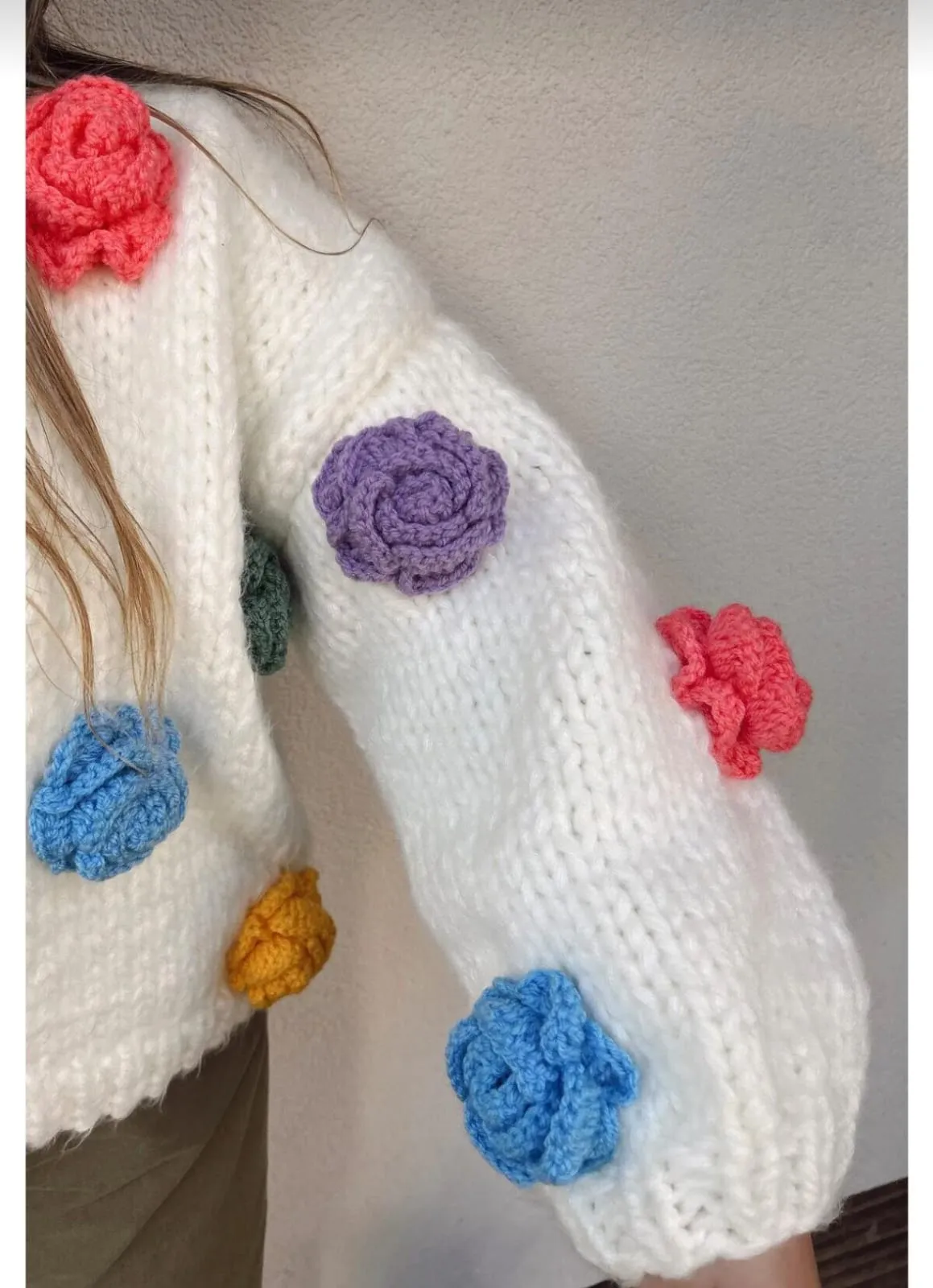 Renkli Çiçek Desenli Beyaz Hırka