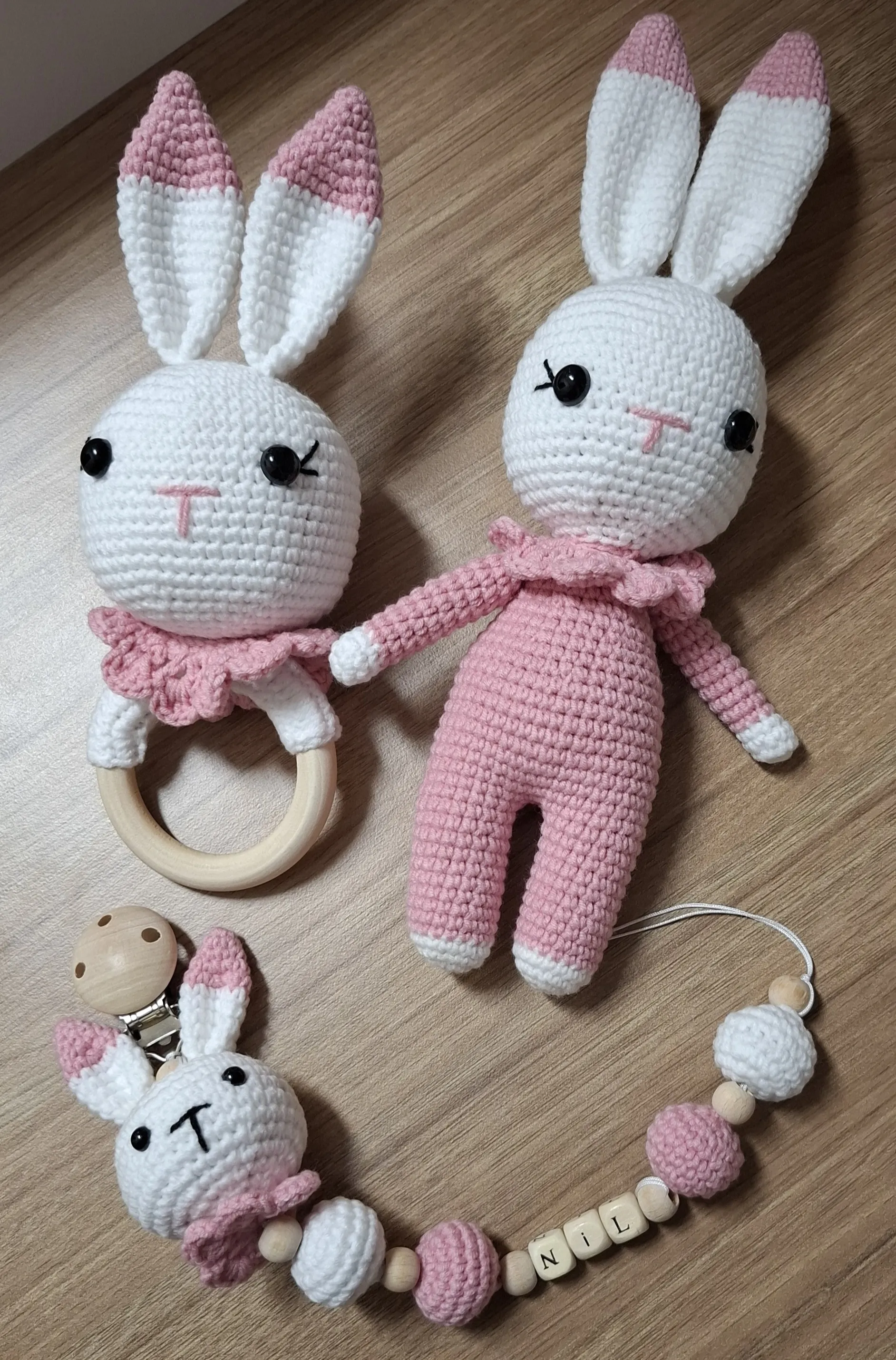 Örgü Oyuncak Tavşan Bebek Seti: Çıngırak ve Emzik Zinciri
