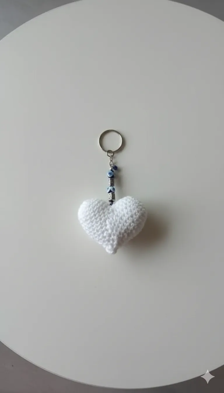 Örgü Beyaz Kalp Anahtarlık - Nazar Boncuklu, El Emeği