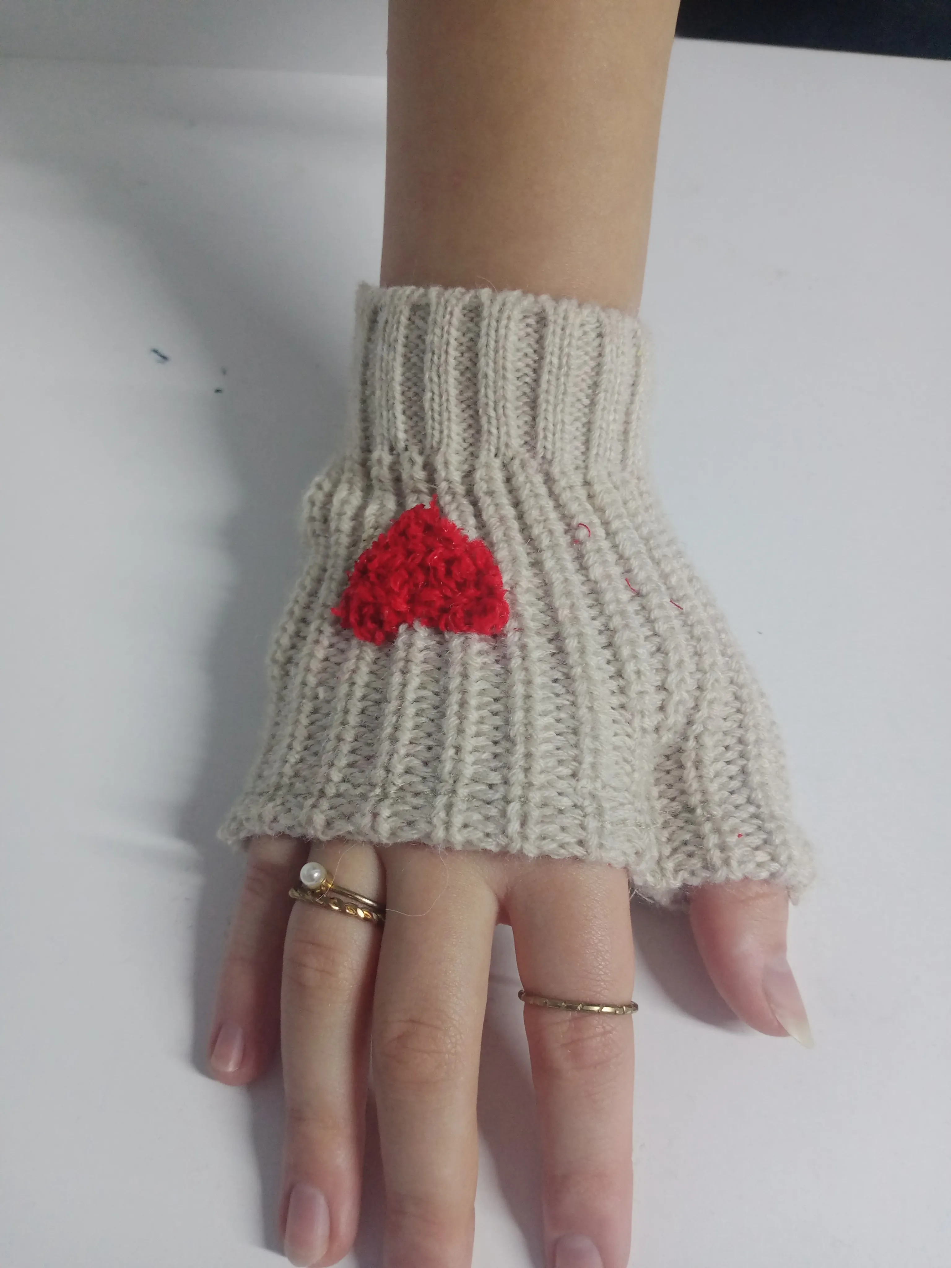 El Örgüsü Kalp Desenli Parmaksız Eldiven