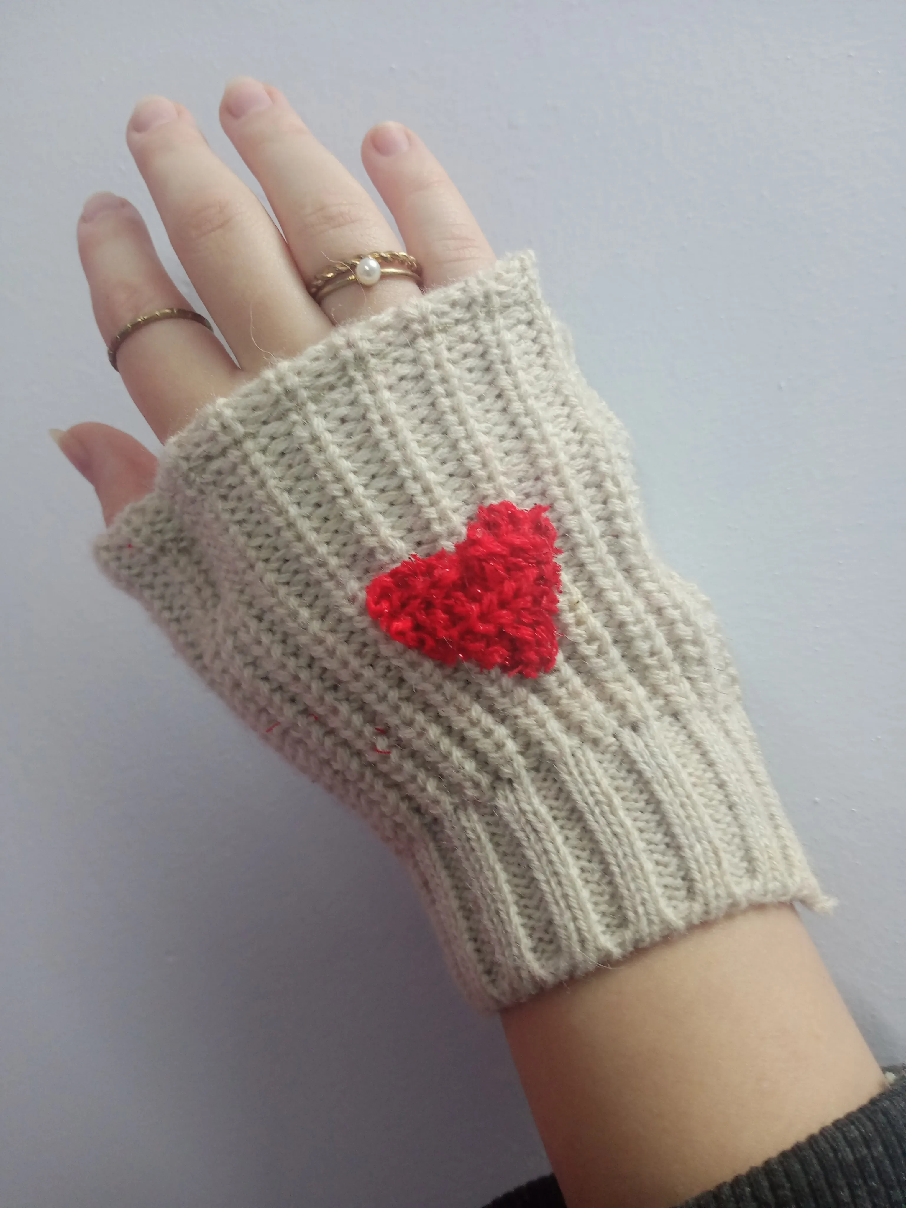 El Örgüsü Kalp Desenli Parmaksız Eldiven