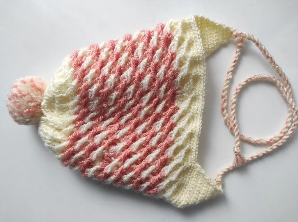 Örgü Bebek Şapkası Krem ve Yavruağzı Renkli Ponponlu Bağcıklı