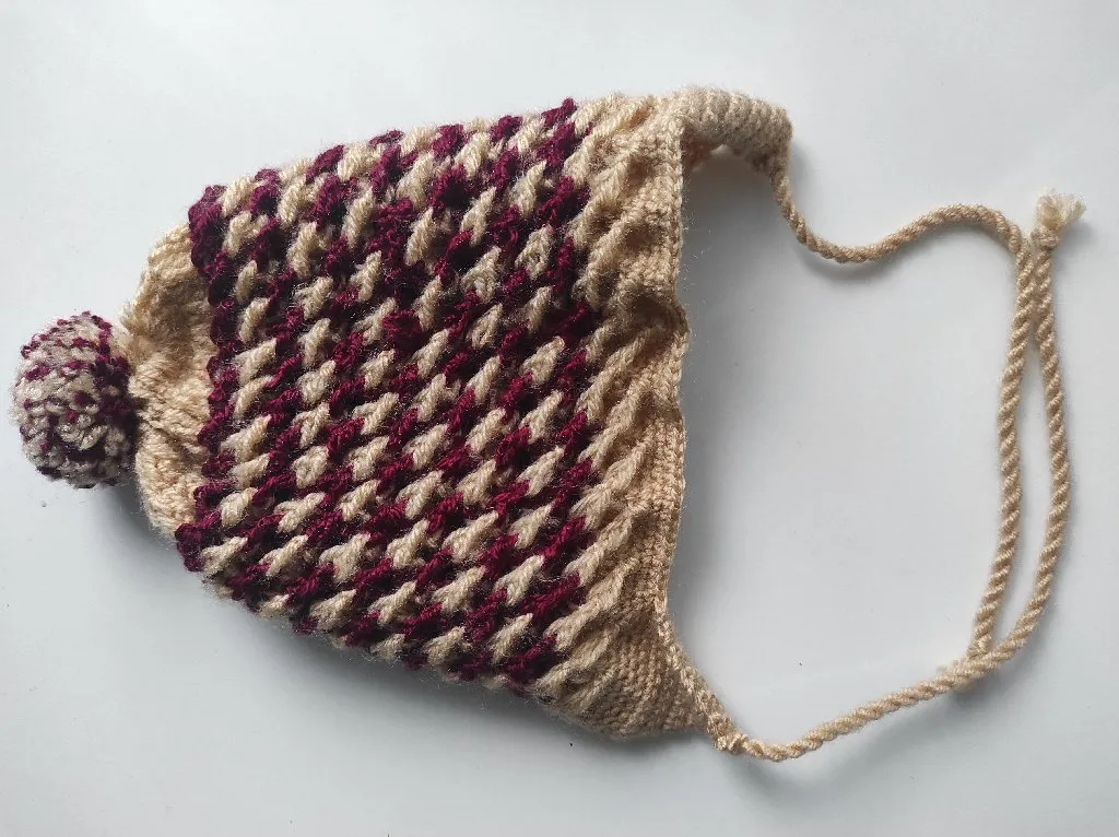 Bordo ve Krem Renkli Örgü Bebek Şapkası - Ponponlu ve Bağcıklı