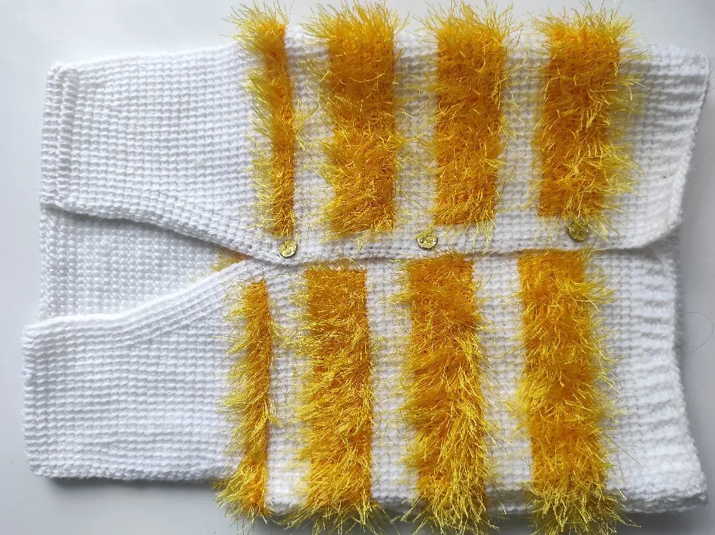 Tunus İşi Bebek Yeleği - Beyaz Sarı Püsküllü ve Düğmeli Tasarım