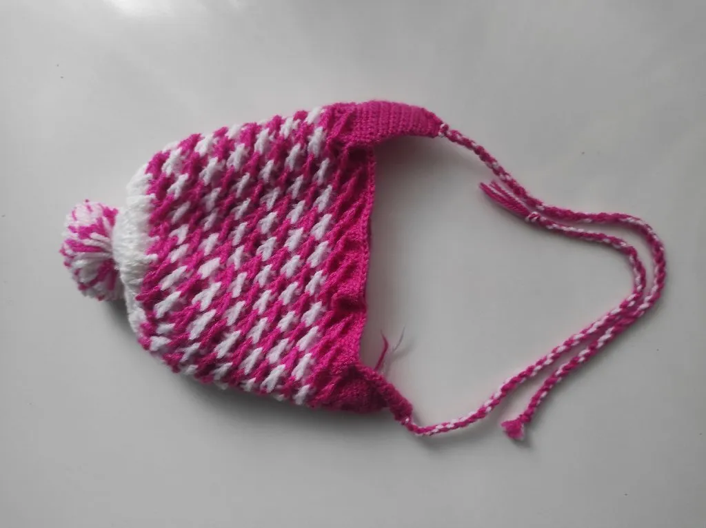 Pembe Beyaz Örgü Çocuk Şapkası - Ponponlu ve Bağcıklı - El Örgüsü