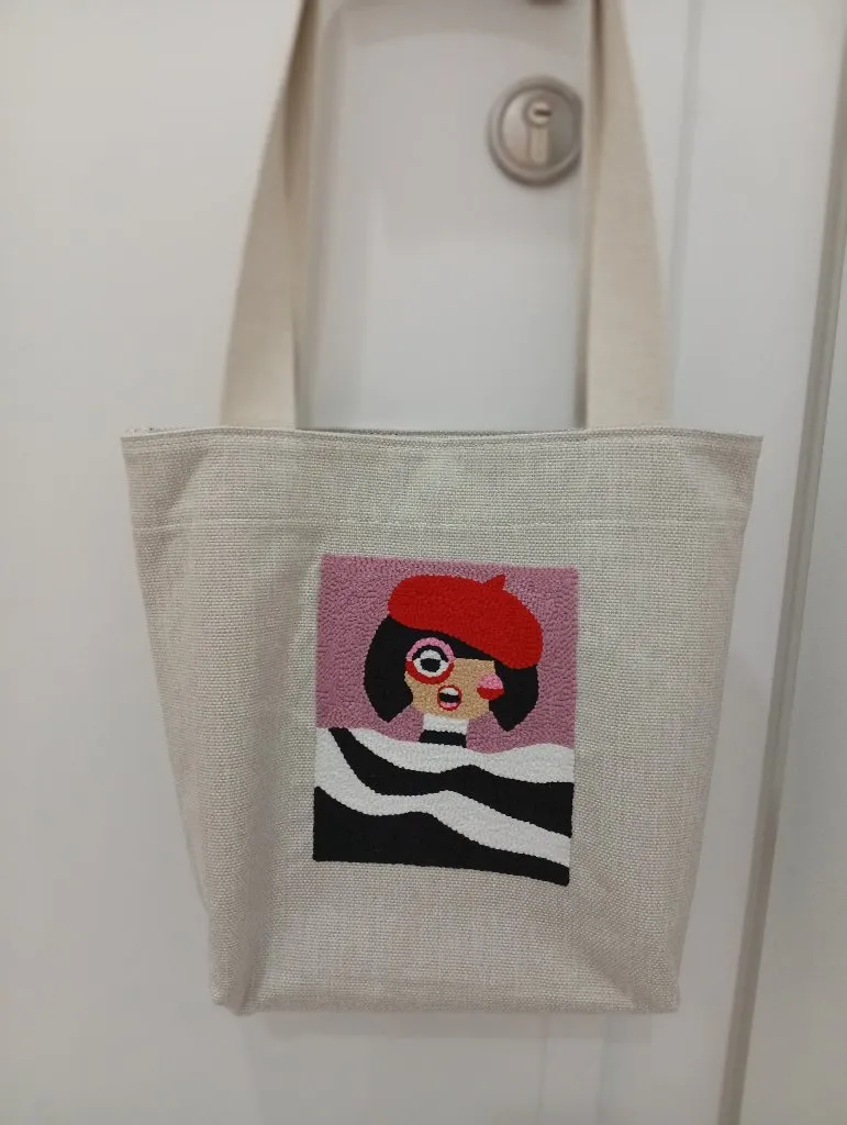 Keten Punch İşlemeli Kadın Temalı Çanta - 30x35 cm, Körük Detaylı