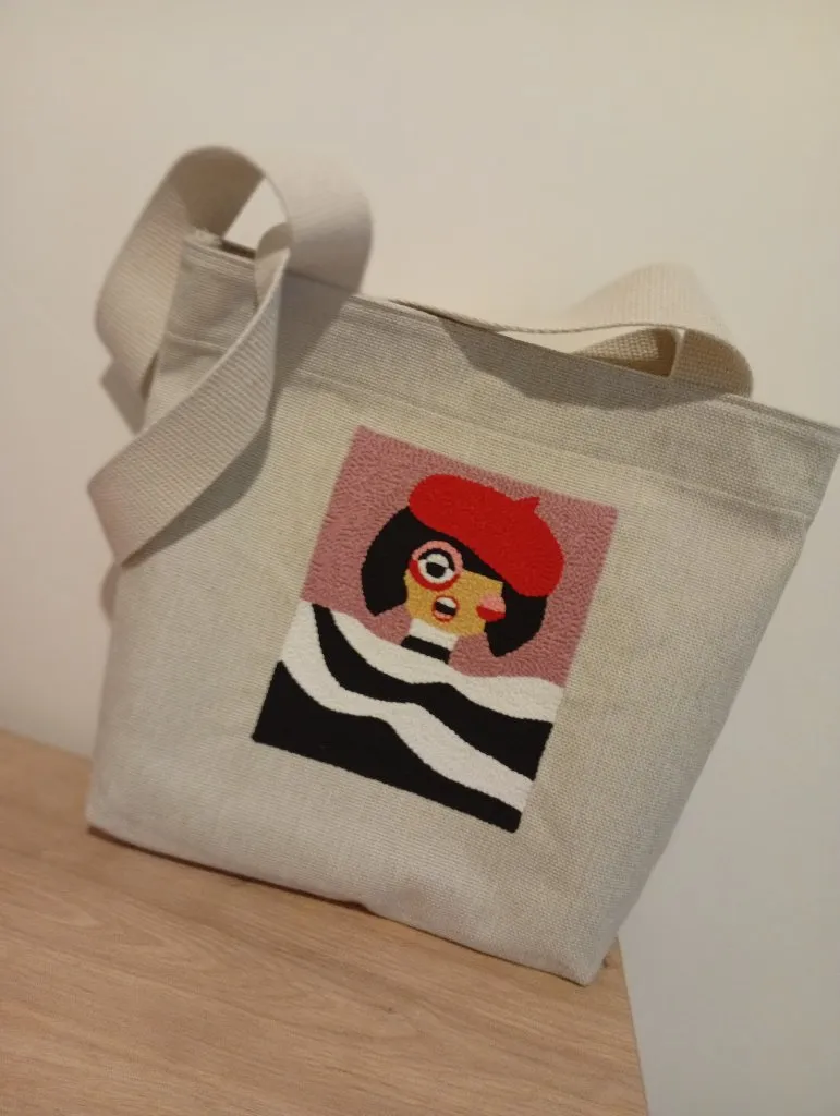 Keten Punch İşlemeli Kadın Temalı Çanta - 30x35 cm, Körük Detaylı