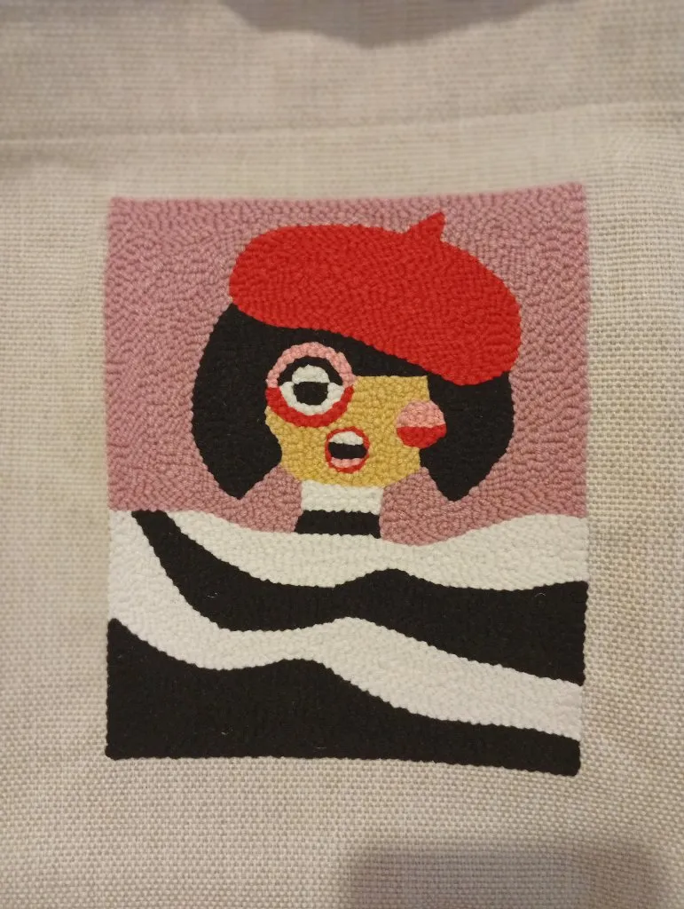 Keten Punch İşlemeli Kadın Temalı Çanta - 30x35 cm, Körük Detaylı