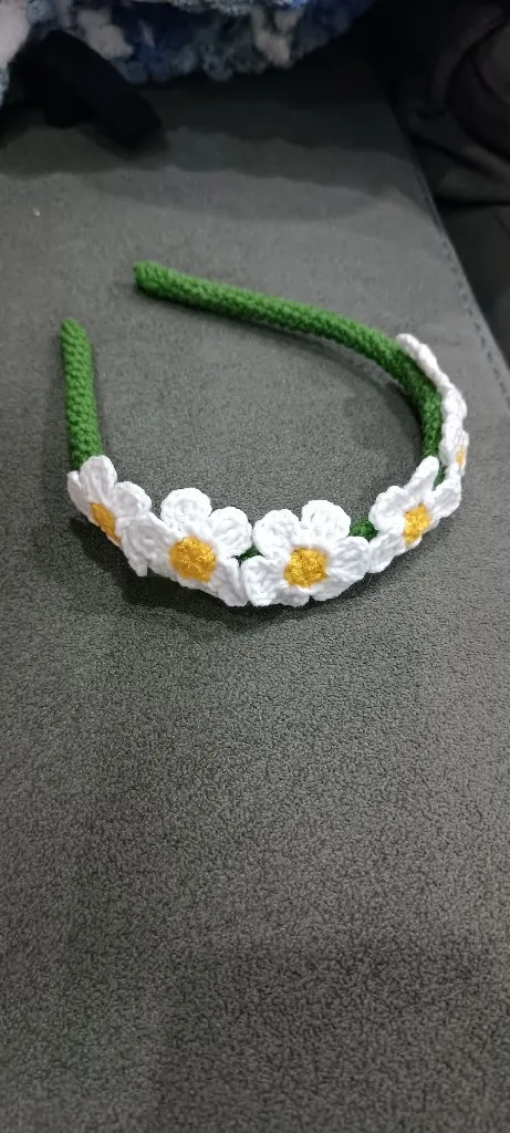 Yeşil Örgü Papatya Taç - Beyaz ve Sarı Çiçekli El Emeği