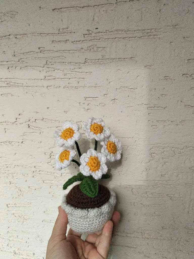 Beyaz Saksıda Solmayan Papatya Buketi - Pamuk İpten El Emeği