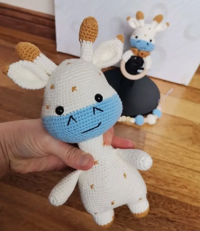 Örgü Zürafa Oyuncak ve Çıngırak 2'li Set - Mavi ve Beyaz