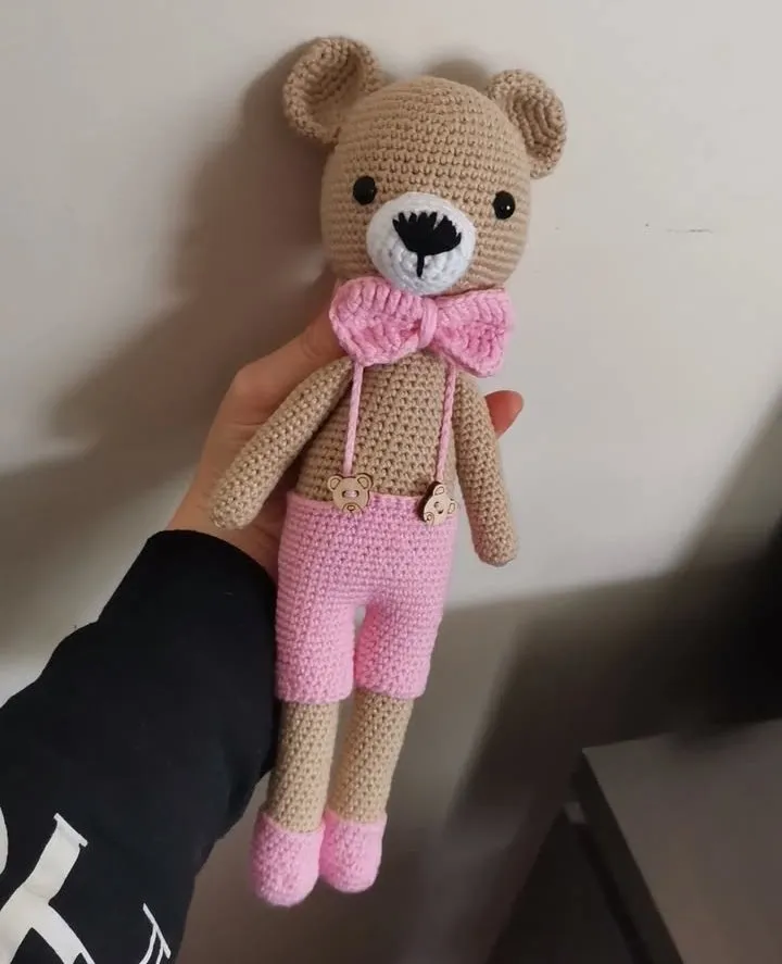 Örgü Amigurumi Oyuncak Ayıcık - Pembe Tulumlu ve Fiyonklu Sevimli Tasarım