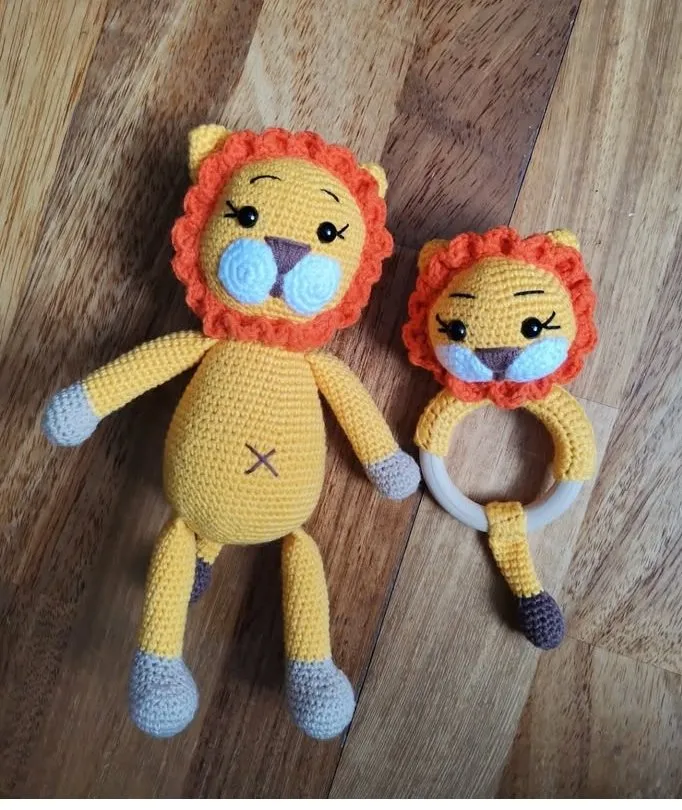 Sarı Aslan Amigurumi Bebek Oyuncak ve Ahşap Çıngırak Seti (2'li)