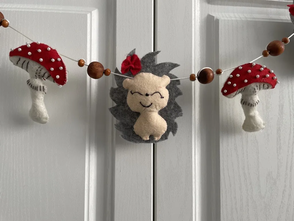 Keçe Kirpi ve Mantar Figürlü Dekoratif Oda Kapı Süsü - El Yapımı