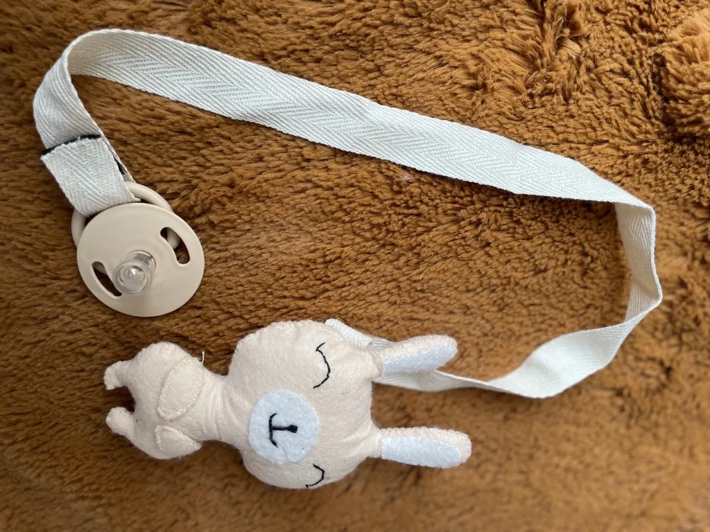 Tavşan Figürlü Bebek Emzik Askısı - Krem Renkli, El Yapımı