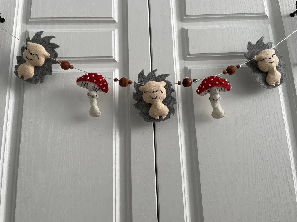 Keçe Kirpi ve Mantar Figürlü Dekoratif Oda Kapı Süsü - El Yapımı