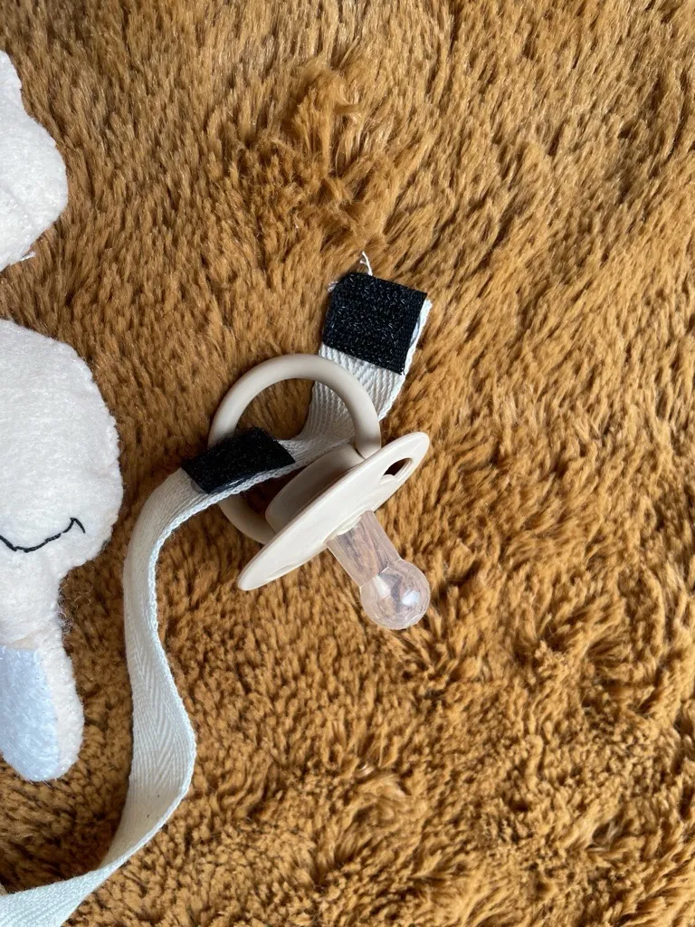 Tavşan Figürlü Bebek Emzik Askısı - Krem Renkli, El Yapımı