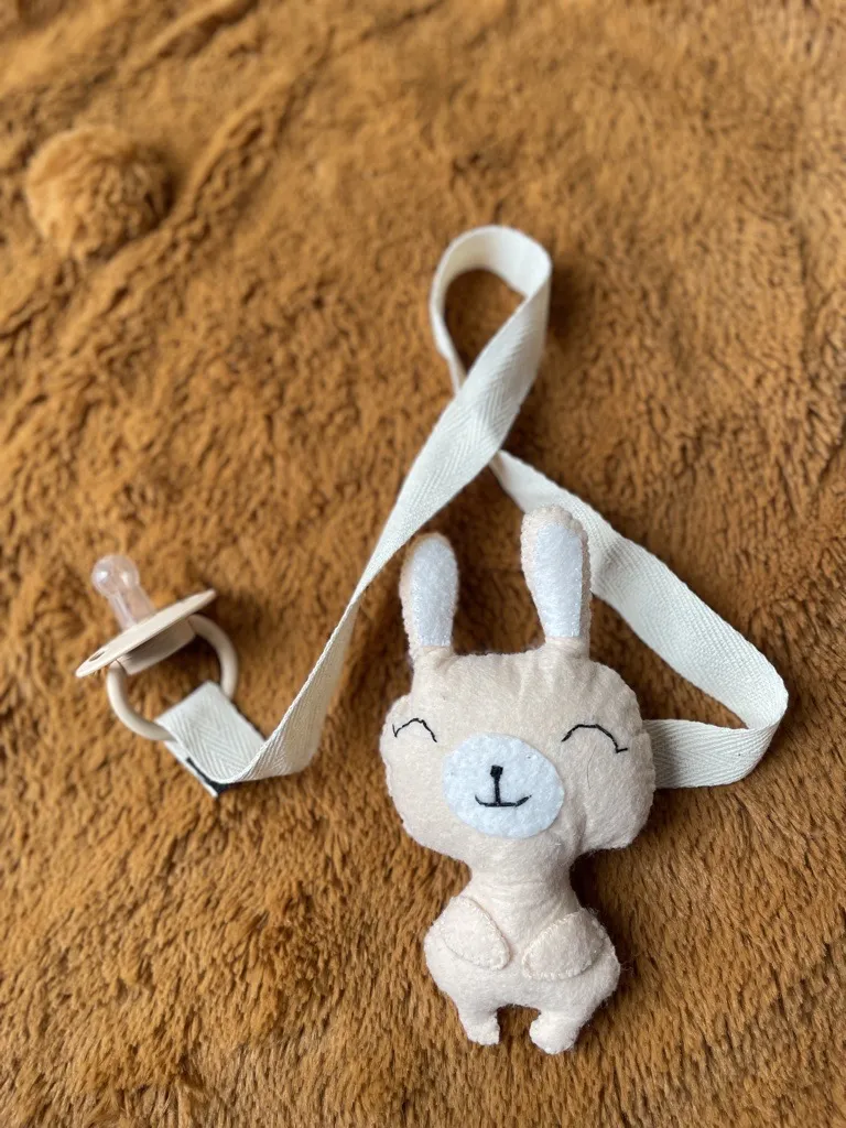 Tavşan Figürlü Bebek Emzik Askısı - Krem Renkli, El Yapımı