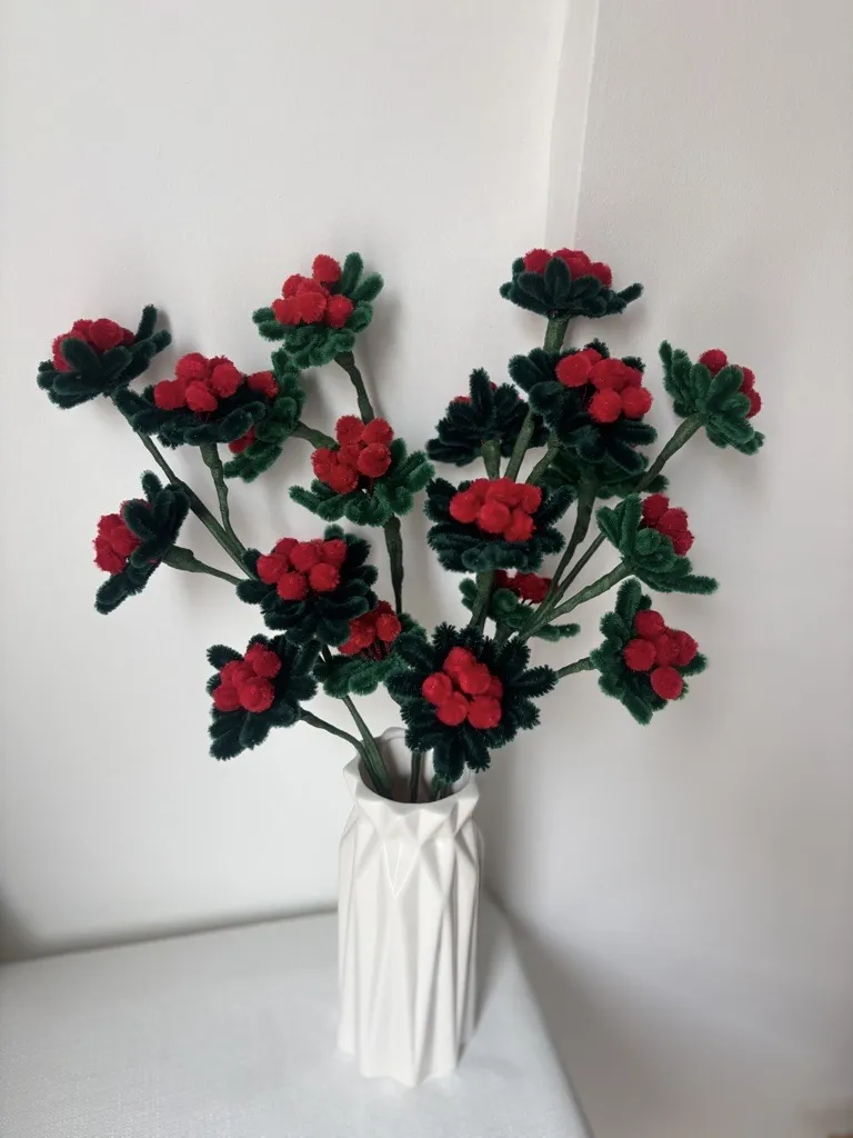 Şönil Kokina Yılbaşı Buketi - Beyaz Vazoda 4 Dal Kırmızı Yeşil Dekor