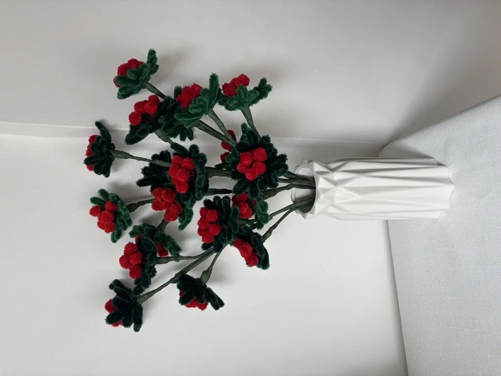 Şönil Kokina Yılbaşı Buketi - Beyaz Vazoda 4 Dal Kırmızı Yeşil Dekor