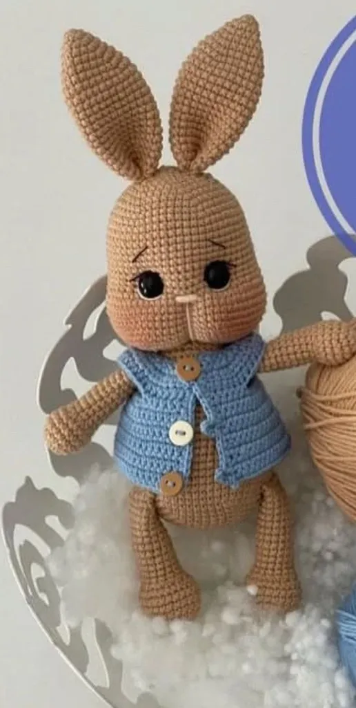 Örgü Tavşan Oyuncak - Tombul Yanaklı, Mavi Yelekli, 23 cm