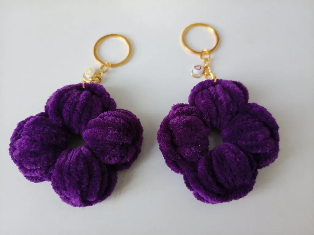 Kadife Çiçek Anahtarlık – Yumuşak Doku, Şık Tasarım | El Yapımı Dekoratif Anahtarlık