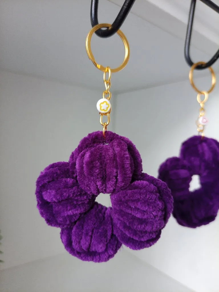 Kadife Çiçek Anahtarlık – Yumuşak Doku, Şık Tasarım | El Yapımı Dekoratif Anahtarlık