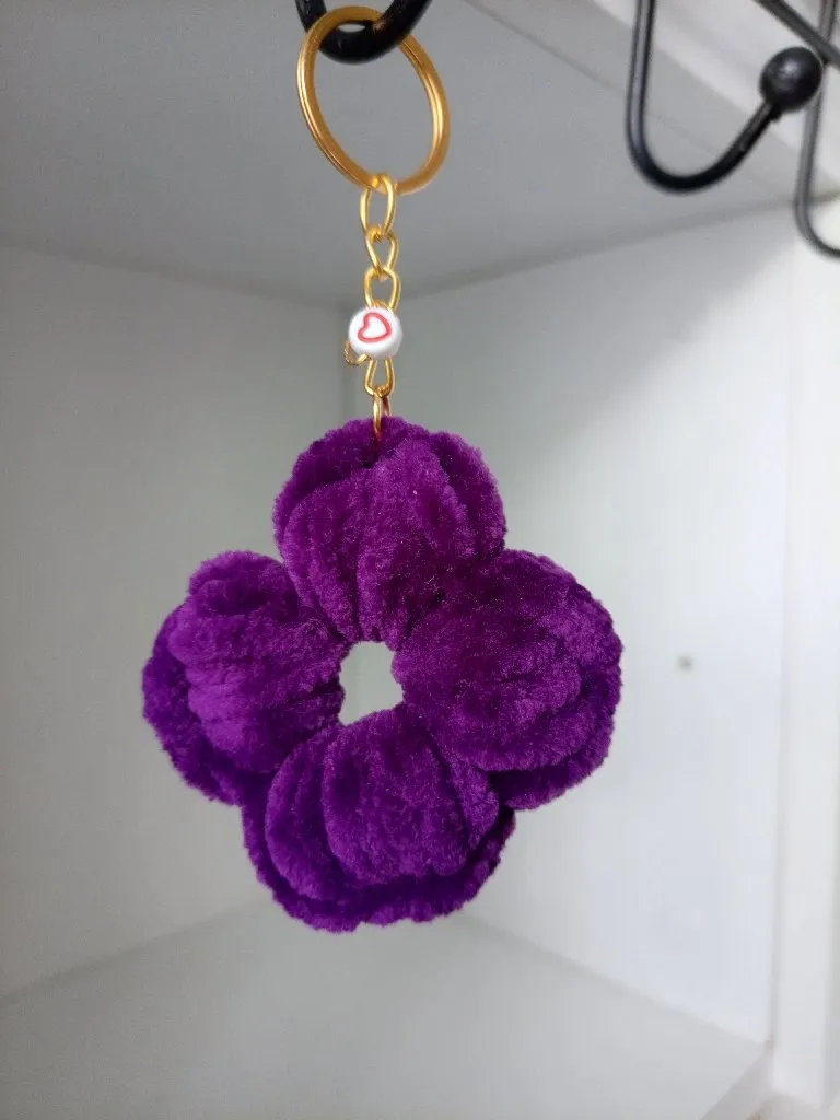 Kadife Çiçek Anahtarlık – Yumuşak Doku, Şık Tasarım | El Yapımı Dekoratif Anahtarlık