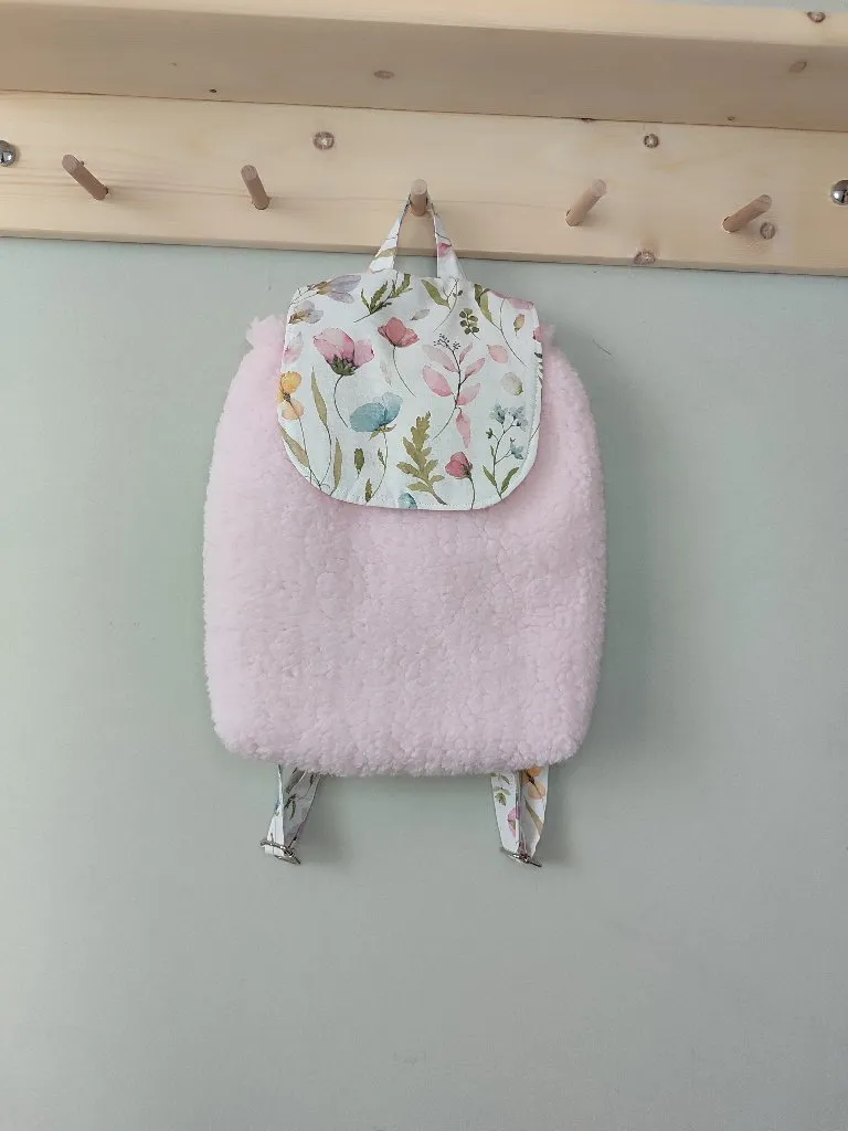 Pembe Peluş Çiçek Desenli Çocuk Kreş Sırt Çantası - Ayarlanabilir Askılı