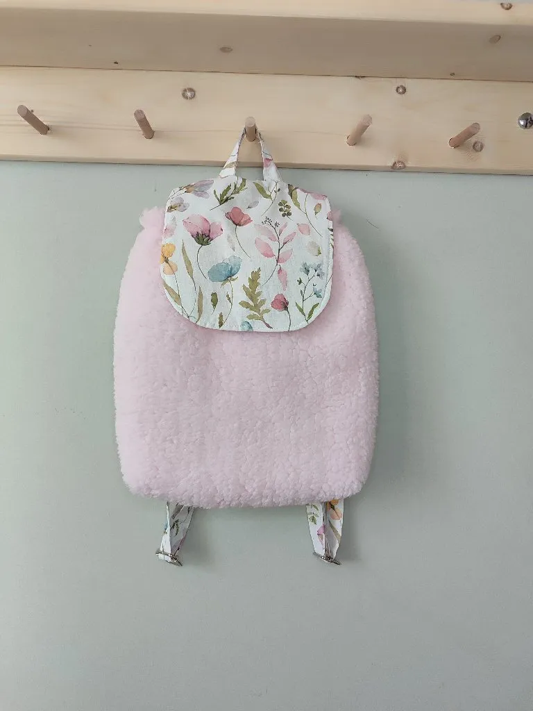 Pembe Peluş Çiçek Desenli Çocuk Kreş Sırt Çantası - Ayarlanabilir Askılı