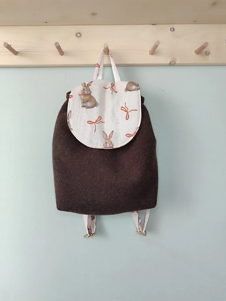 Kahverengi Kaşe Kumaş Bunny Desenli Çocuk Kreş Sırt Çantası 25x21 cm