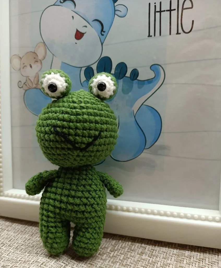 Yeşil Amigurumi Oyuncak Kurbağa - Sevimli El Yapımı Bebek Hediyesi