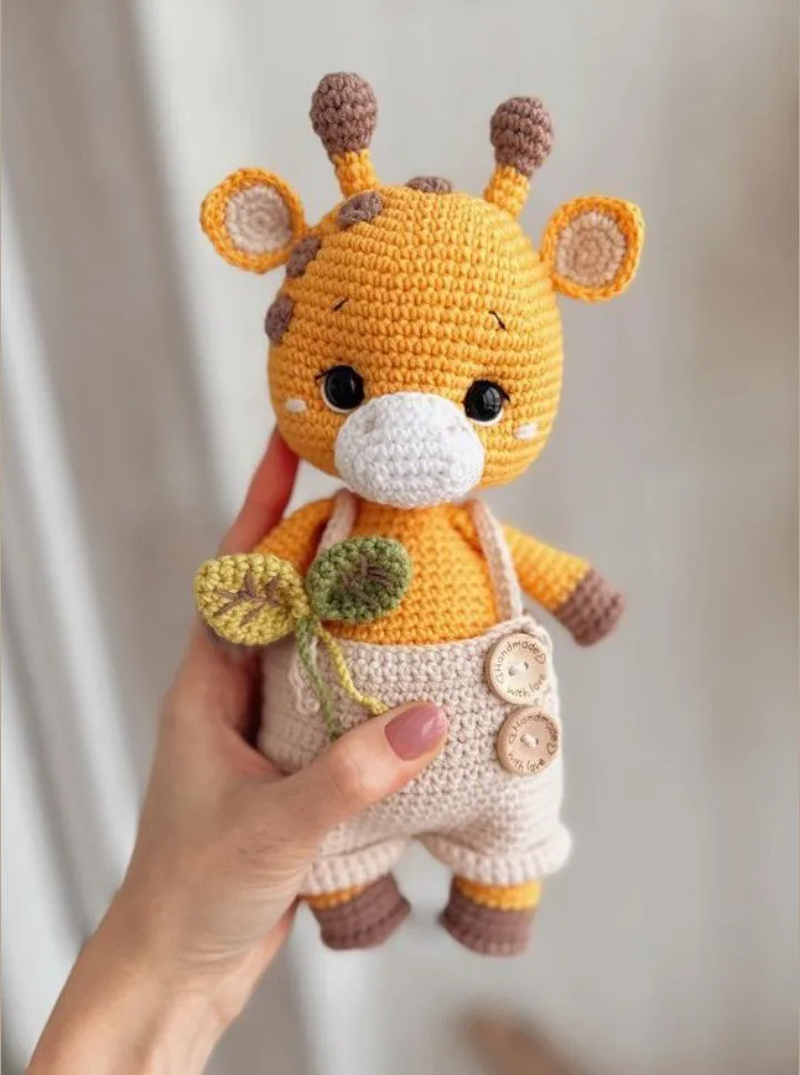 25 cm Sarı Tulumlu Zürafa Oyuncak - Organik El Örgüsü Bebek Hediyesi
