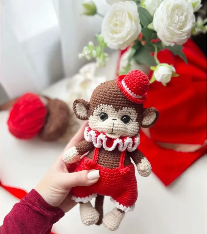 Kırmızı Tulumlu Örme Maymun Oyuncak Bebek - Yılbaşı Hediyelik - El Emeği