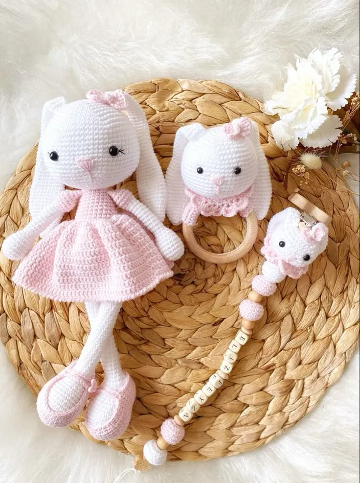 Örgü Tavşan Oyuncak Bebek Seti - Emzik Zinciri ve Çıngırak Hediyelik