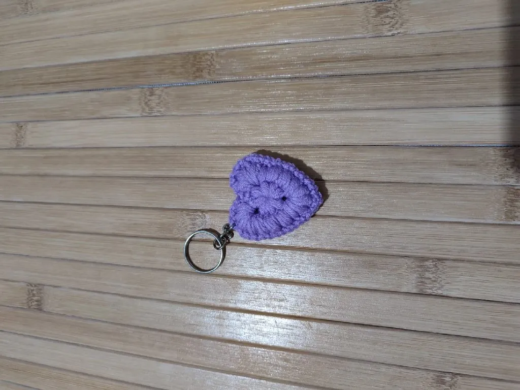 Lila Amigurumi Kalp Anahtarlık - El Yapımı Örgü Puf Model