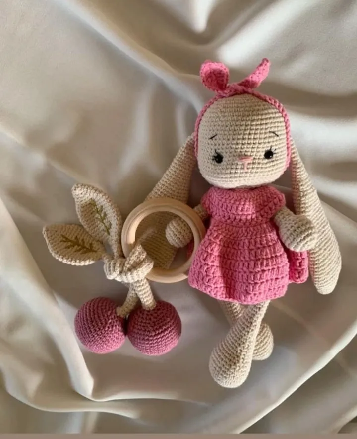Örgü Pembe Elbise ve Kiraz Çıngıraklı Tavşan Bebek Oyuncağı - El Emeği