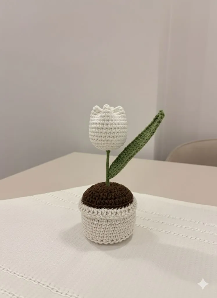 Beyaz Örgü Lale Saksıda Dekoratif Çiçek - El Emeği