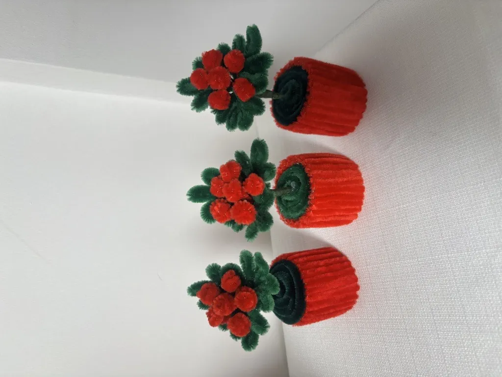 Kırmızı Şönil Saksıda Kokina Çiçeği Yılbaşı Dekoratif Set 3 Adet