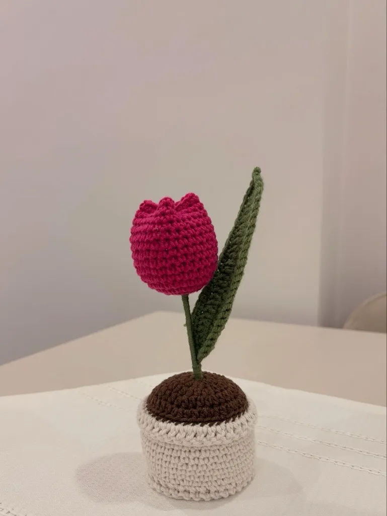 Fuşya Örgü Lale Saksıda Dekoratif Çiçek - El Emeği Amigurumi