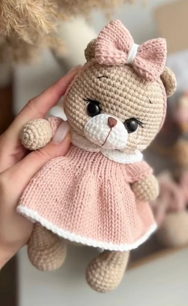 Pudra Elbiseli Amigurumi Ayıcık - 23 cm Boyunda El Örgüsü Oyuncak