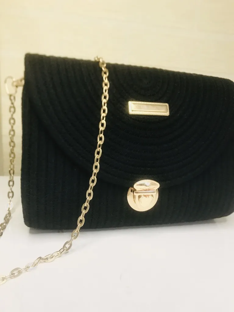 Siyah Örgü Zincir Askılı Gold Detaylı Kadın Omuz Çantası