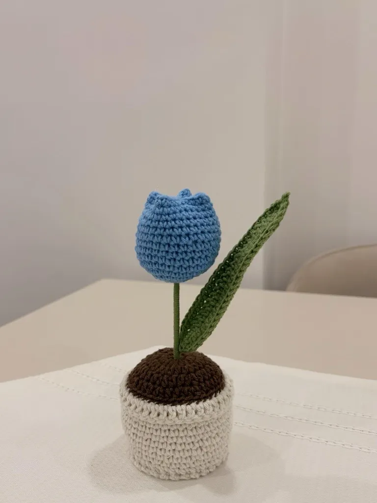 Mavi Renk Örgü Lale Saksıda Dekoratif Çiçek - El Yapımı