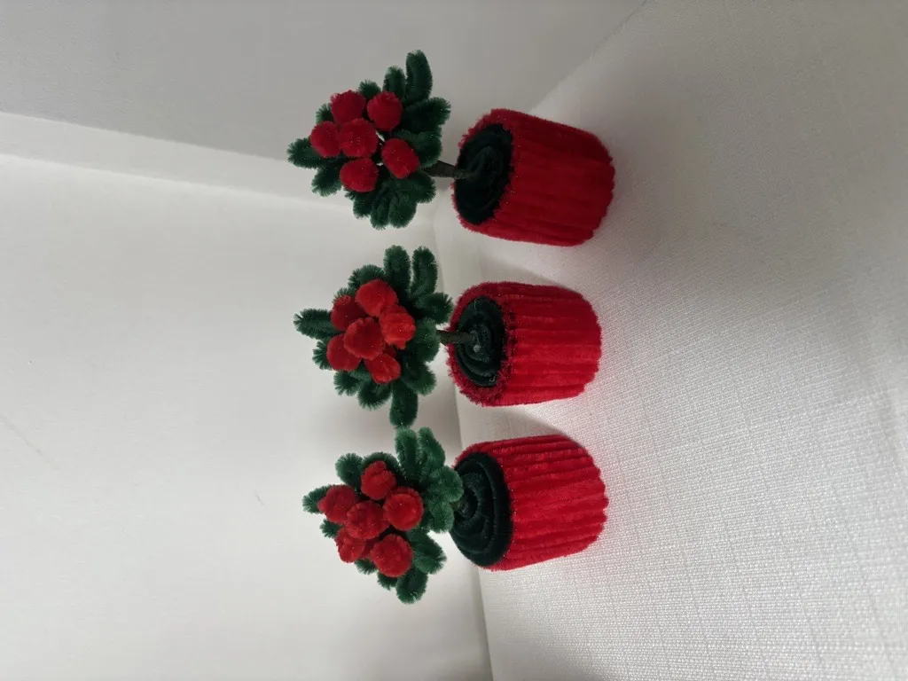 Kırmızı Şönil Saksıda Kokina Çiçeği Yılbaşı Dekoratif Set 3 Adet