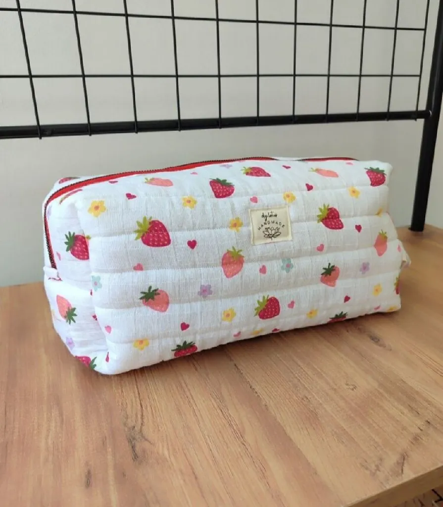 Çilek Desenli Seyahat ve Makyaj Organizer Çantası - Dyson Uyumlu