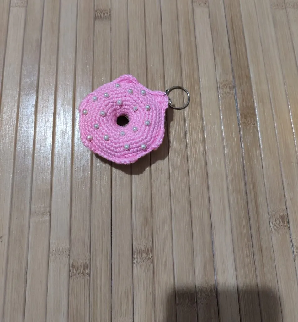 Örgü Pembe Donut Anahtarlık - İnci Detaylı ve Metal Halkalı